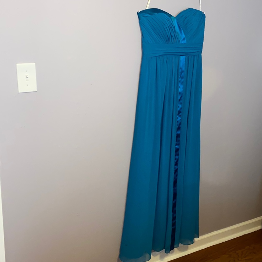 I am selling this dress because I don’t need it anymore.
